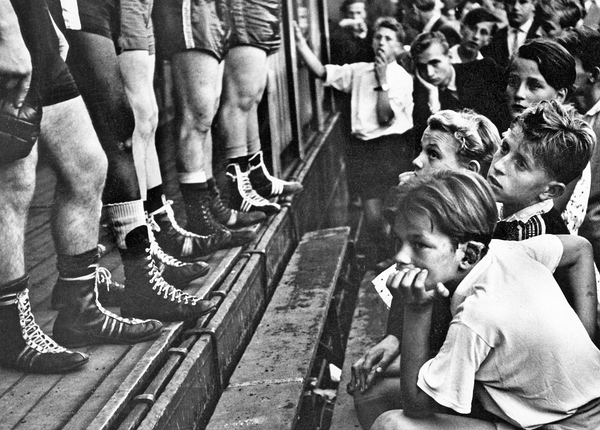 Junge Sportfans betrachten Boxerbeine in Düsseldorf 1956 © Walter Vogel