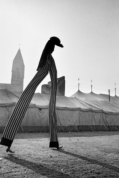 Stelzenläufer, Clown Enders vor der Kulisse, Spanischer National Circus, Koblenz, 1965 © Walter Vogel