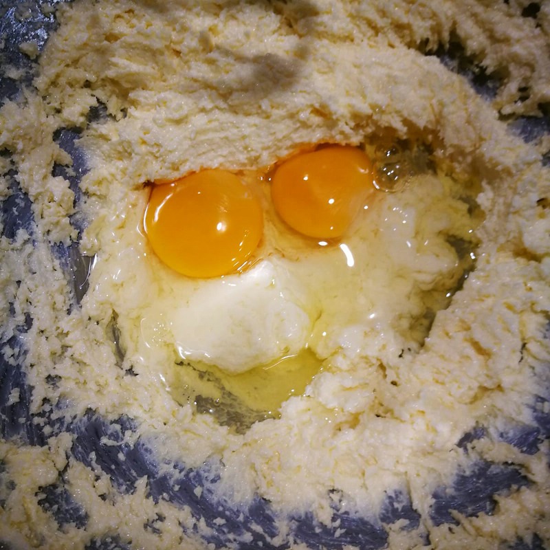 Oma Isel Plätzchen: Das Grundrezept. Butter, Zucker und Eier formen ein Gesicht